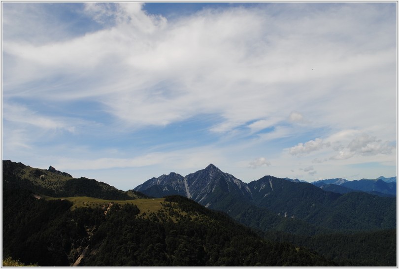 2012-07-11 10-23-30審馬陣草原中央尖山.JPG